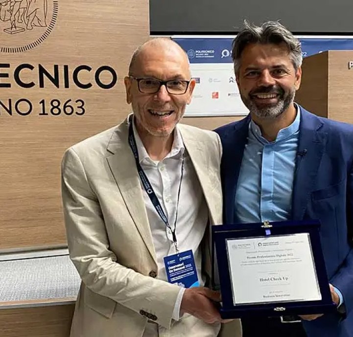 Alex Gasperoni con il Premio Professionista Digitale del Politecnico di Milano